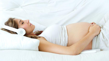 ZECE melodii preferate de mămici. Tu ce asculți?