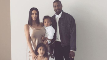 Ким Кардашьян поделилась пляжной фотографией с детьми