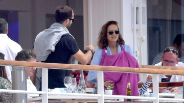 Paparazzi au fotografiat-o pe fiica nou-născută a actriței Natalie Portman