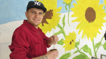 După stațiile de autobuz, un tânăr vrea să picteze liceul și biblioteca din satul Costești. Iată cum îl poți ajuta