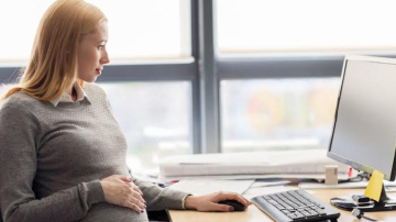 Femeile gravide, cele care au născut de curând și cele care alăptează vor fi avantajate la locul de muncă