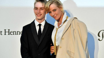 Ума Турман показала повзрослевшего сына на Каннском фестивале