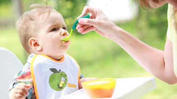 Ученые призвали родителей не кормить детей с ложки