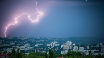 Uraganul din Ucraina se apropie și de Moldova. Se anunță furtuni puternice și vânt