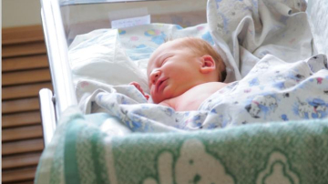 În fiecare zi, în ţară se nasc circa 100 de copii