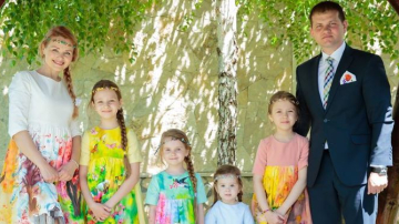 4 surioare poartă rochițe pictate de Irina Madan, iar fiecare ținută reprezintă un anotimp