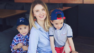 Cât este de frumos să fii mamă! Olga Manciu și gemenii ei au pozat împreună