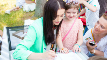 O adevărată petrecere în aer liber! Stela Popa și-a lansat noua carte-poveste