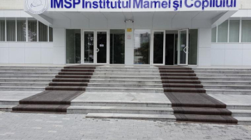 Un prunc de numai două luni, spitalizat într-o cameră unde “taracanii se simt ca la ei acasă”