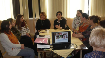 Femeile de la sat invata cum sa fie super-mame