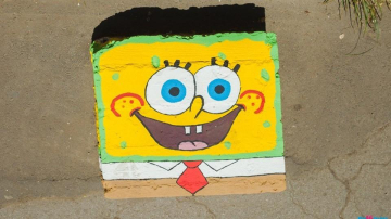 Din beton în personaj de desen animat. Buretele Bob Pantaloni Pătraţi poate fi întâlnit acum și pe Bulevardul Dacia