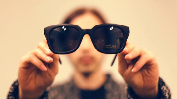 Cum recunoaştem ochelarii de soare contrafăcuţi