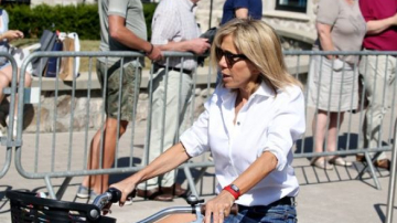 Prima Doamnă a Franţei, în fustă pe bicicletă. Cum își petrece weekend-urile