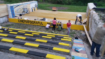 Cinematograf în aer liber! În sectorul Buiucani al Capitalei un grup de tineri restaurează fostul teatru de vară