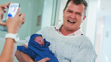 Сеть потрясла подборка очень эмоциональных фото молодых отцов с новорожденными