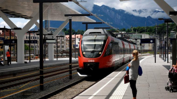 O mamă din Italia a coborât în gară să fumeze o țigară și a lăsat copilul în tren. Ce s-a întâmplat după ce s-au închis ușile