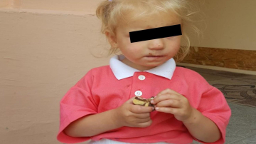 Fetiţă de 2 ani, găsită la Piața Centrală. Poliţia solicită ajutorul oamenilor