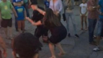 Bătaie între mămici, tătici și polițiști într-un parc din capitală (VIDEO)