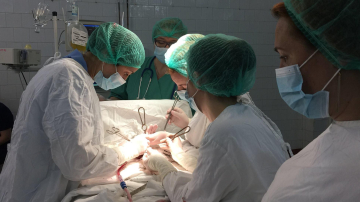 Nou-născut cu tumoare gigant de jumătate de kilogram! Medicii moldoveni i-au salvat viaţa