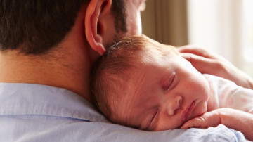 Tot mai mulți bărbați aleg să schimbe scutece oficial! Câți tați din Moldova stau în concediu pentru îngrijirea copilului