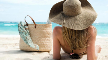 Ce pui în geanta de plajă? 10 lucruri esențiale pe malul mării