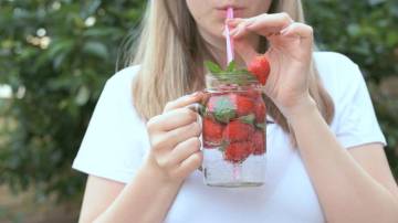 10 strategii pentru a te hidrata corect pe timp de caniculă