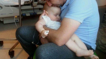 Un copil de doar 9 luni, diagnosticat cu o formă rară de cancer, are nevoie de ajutorul nostru
