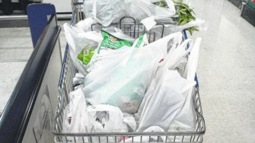 Astăzi este marcată Ziua Internaţională fără pungi de plastic. Vezi cât sunt de periculoase