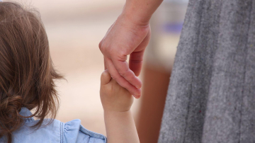 Povestea unei femei necăsătorite care a vrut să adopte un copil. Ce a făcut directoarea internatului