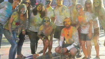 Explozie de culori, veselie și adolescenți – fotoreportaj de la Festivalul culorilor din Chișinău (FOTO)