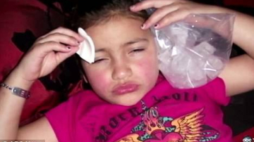 Мама делает своей 8-летней дочери инъекции ботоксом, а после покрывает ее ноги воском…