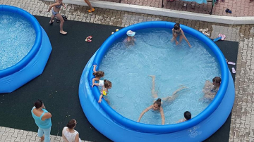 Cum luptă copiii cu vremea caniculară? Vezi cât de inventivi sunt locuitorii unui bloc din Capitală