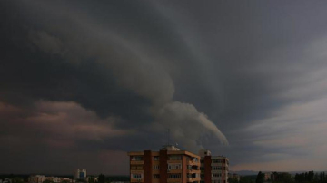ATENȚIE! O furtună se apropie de Moldova! În circa 2 ore se așteaptă precipitații puternice însoțite de descărcări electrice și grindină