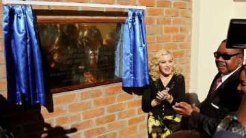 Madonna continuă să ajute copiii din Africa! Interpreta a deschis un centru de pediatrie