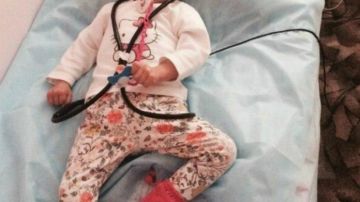 Cruzime fără margini! O mamă și-a bătut cu bestialitate fetițele și le-a aruncat în dulap