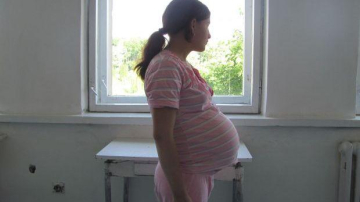 Date alarmante! Mii de copile rămân gravide și sute fac avorturi