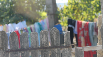 Copiii orfani rămân în grija nimănui! Numărul asistenților parentali s-a înjumătățit