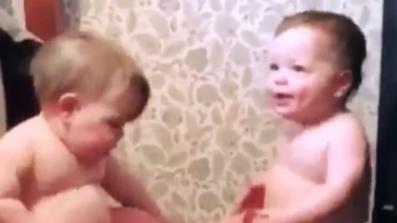 Video amuzant cu burtica ”vibratoare” a doi bebeluși