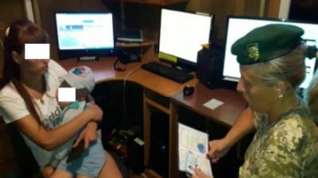 O moldoveancă s-a pornit la mare pe jos cu copilul de doi ani în braţe