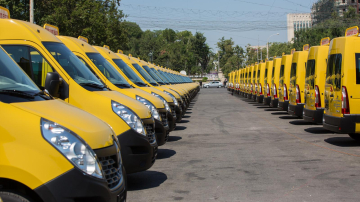 (POZE) Copiii din toată țara se vor duce la școală cu microbuze noi. România ne-a donat 96 de vehicule