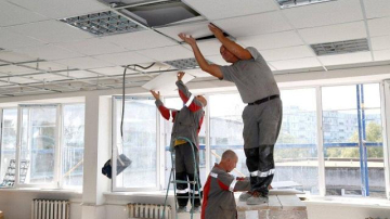 A început renovarea școlilor. Muncitorii lucrează de zor pentru a pregăti instituțiile pentru noul an de studii