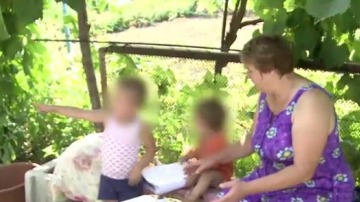 Doi copii din Bulboaca umblă dezbrăcaţi şi flămânzi, după ce mama alcoolică i-a părăsit