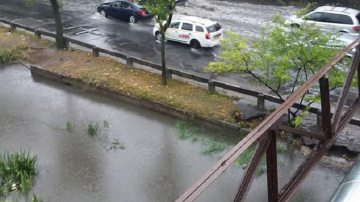 Ambuteiaje pe str. Albișoara. Râul Bîc a ieșit din matcă și a inundat strada