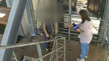 Locuiesc in ascensor, in conditii mizerabile. Trei copii se adapostesc in spatele unei banci de la Botanica