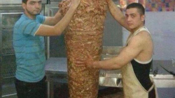 Mănânci shaorma? Iată ce fac angajații cu carnea din acest produs