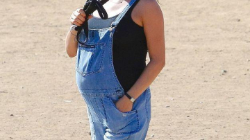 Viitoarea mamă Mila Kunis își afișează burtica