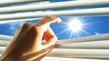 Te sufoci de căldură? 10 trucuri eficiente să faci răcoare în casă fără aer condiționat