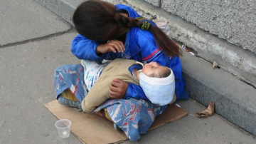 Cum se câștigă din cerșit și pe cine ajuți când le dai bani femeilor cu copii în brațe