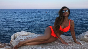 Bronzată, într-un costum de baie colorat și cu o siluetă suplă – Anfisa Cehova nu încetează să uimească!