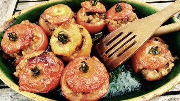 Rețetă delicioasă! Roșii umplute cu arpacaș de orz ”perlovka”